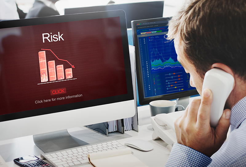 Dashboard financeiro com palavra 'Risk'